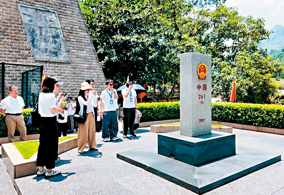 ●團員至中越邊境界碑開展描紅活動，直觀感受祖國疆域。大公文匯全媒體記者周琳  攝