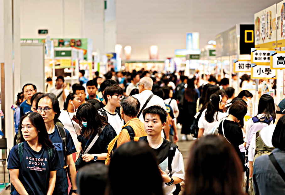 ●書展人流暢旺，多家攤位爆滿。