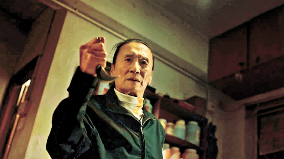 ●在電影《殺出個黃昏》中飾演「長者殺手」。資料圖片