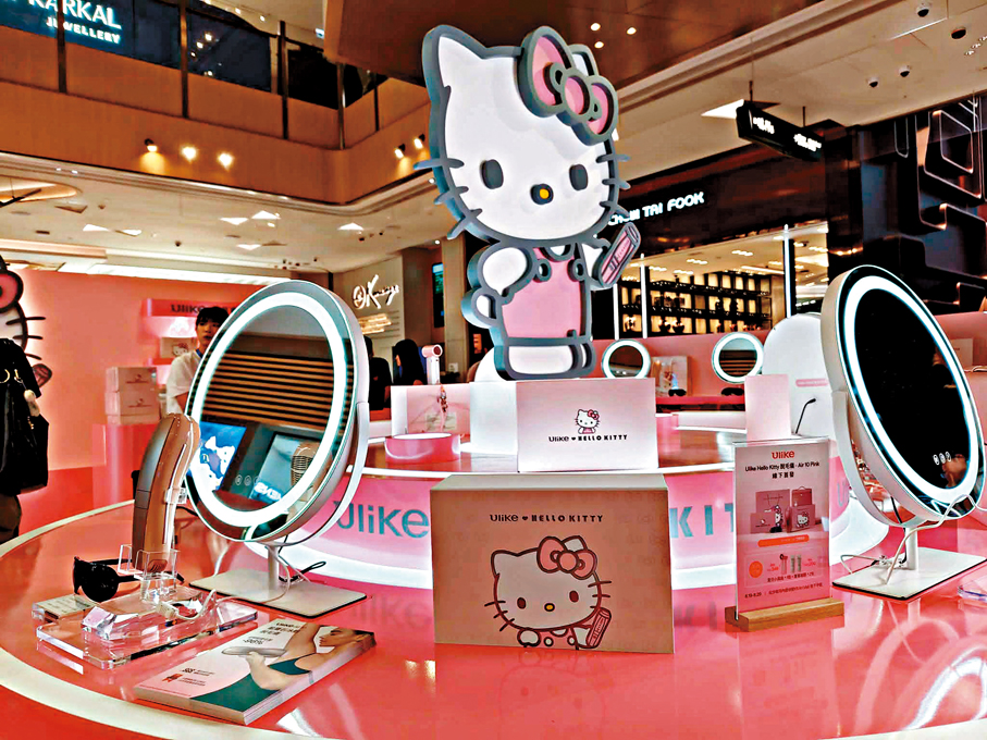 ●隨機附贈精心訂製的Hello Kitty限定版美容配件，以及採用夢幻雙層設計的包裝盒。
