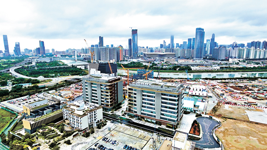 ●河套香港園區首批落成的3棟大樓中，兩棟濕實驗室科研大樓的樓面面積已全部租出，其餘5幢大樓目標在今年底前落成，工程正全速推進。 港台供圖