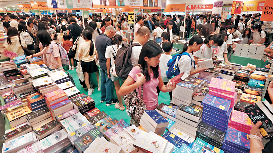 ●第36屆香港書展昨日圓滿結束，七天共錄得99萬人次入場。 香港文匯報記者涂穴  攝