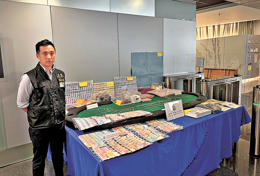 ●警方講述行動成果及展示檢獲證物。    香港文匯報記者黃宇威 攝