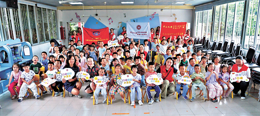 ●古威麗跟隨導師趙瑋教授到廣州不同地方義診，宣傳推廣口腔保健知識，並為患者提供幫助。 香港文匯報廣州傳真