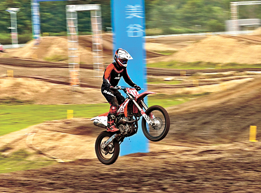 ●MXGP中國上海站發布會後，車手進行衝刺圈表演。 香港文匯報記者夏微  攝