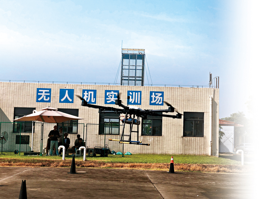 ●港澳學員在珠海蓮洲機場無人機培訓考試基地實訓。