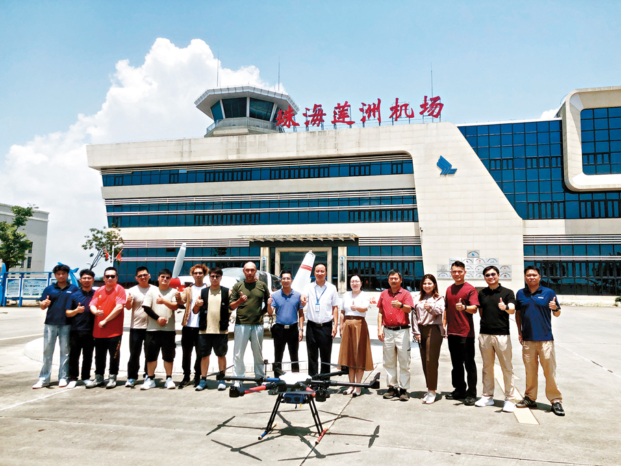 ●港澳學員與教練、蓮洲機場相關負責人、培訓基地港澳合作方等合影。