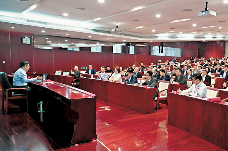 ●立法會議員聽取有關「國家『十五五』規劃要點和對香港五年規劃的建議」專題講授。 陳恒鑌Fb圖片