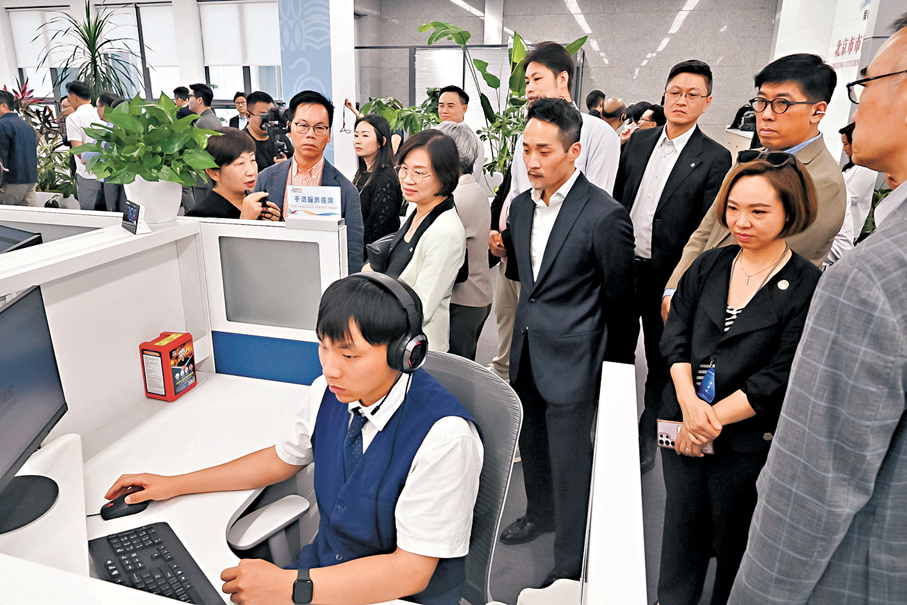 ●立法會議員參觀北京市12345市民熱線服務中心，了解如何運用人工智能和大數據推動「主動治理」。 立法會圖片
