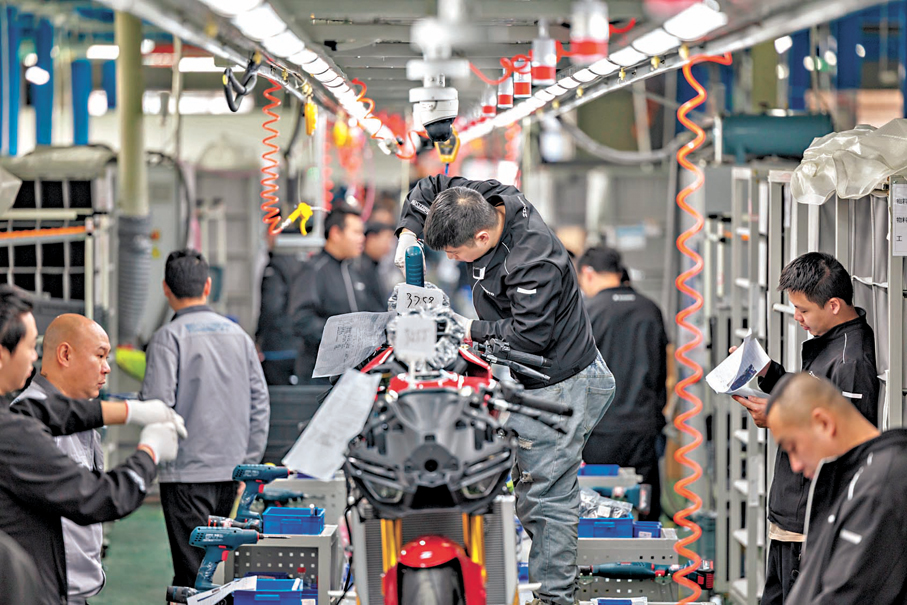 ●4月1日，工作人員在重慶兩江新區「張雪機車」生產車間整車總裝流水線上作業。 資料圖片