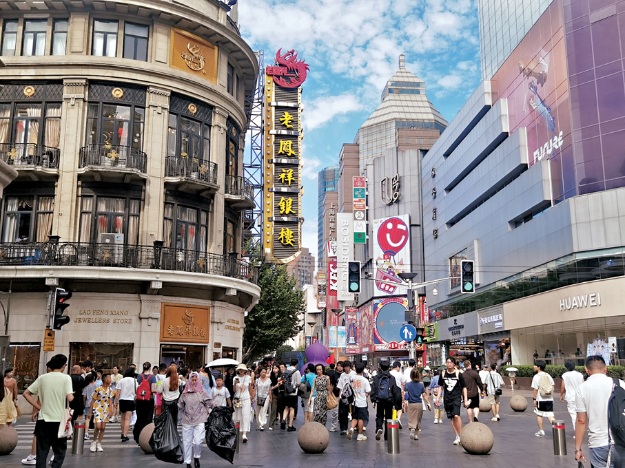 ●A股貴金屬板塊大幅拉升。圖為上海老鳳祥銀樓。 香港文匯報記者章蘿蘭 攝