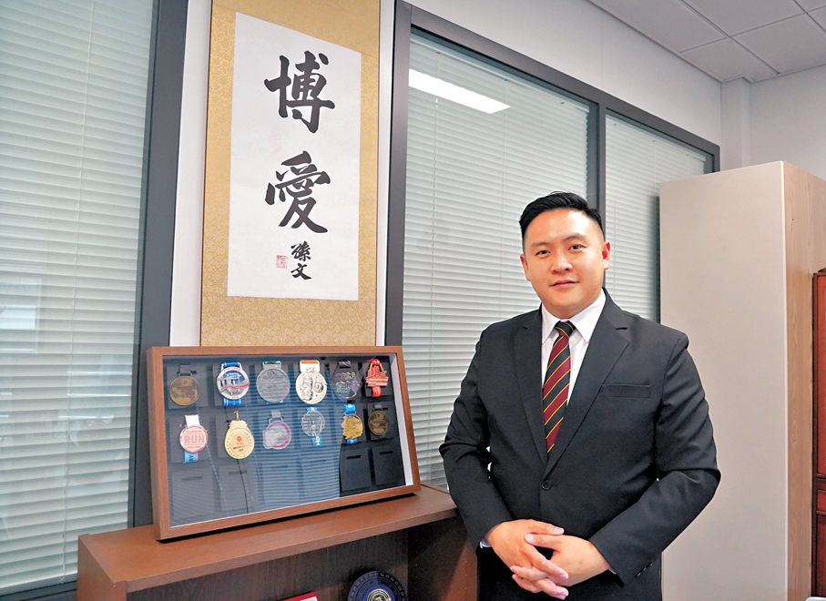●鍾奇峰接受香港文匯報訪問。香港文匯報記者曾興偉  攝