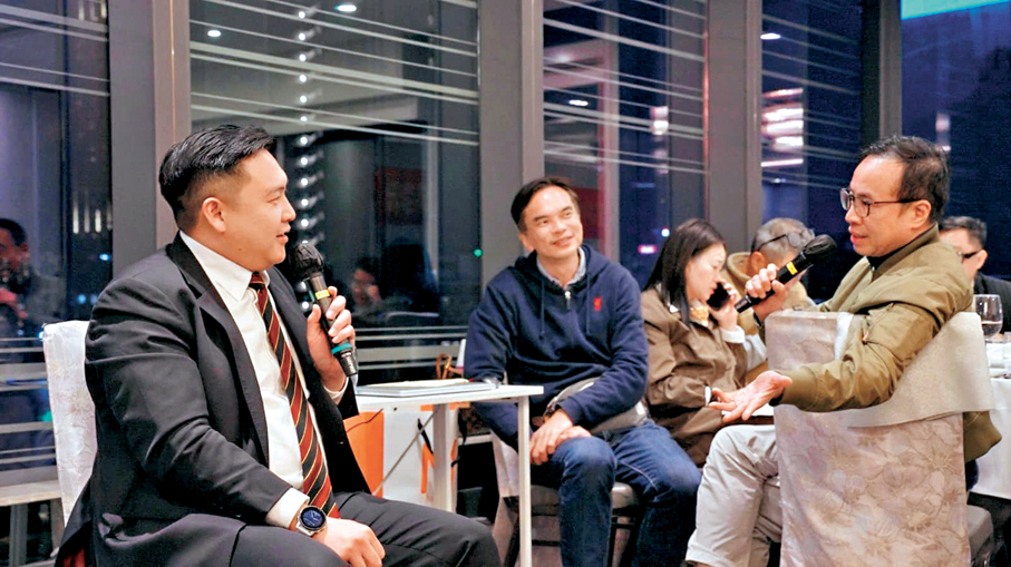 ●鍾奇峰參與香港鞋業商會業界交流。受訪者供圖