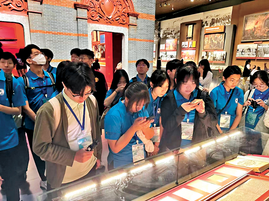 ●港生參觀中國共產黨歷史展覽館展品。香港文匯報記者李暢  攝