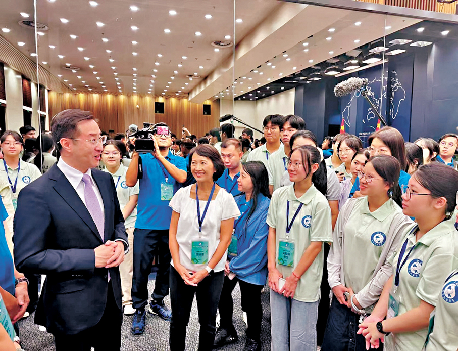 ●港生們與外交部發言人林劍交流互動。香港文匯報記者馬靜  攝