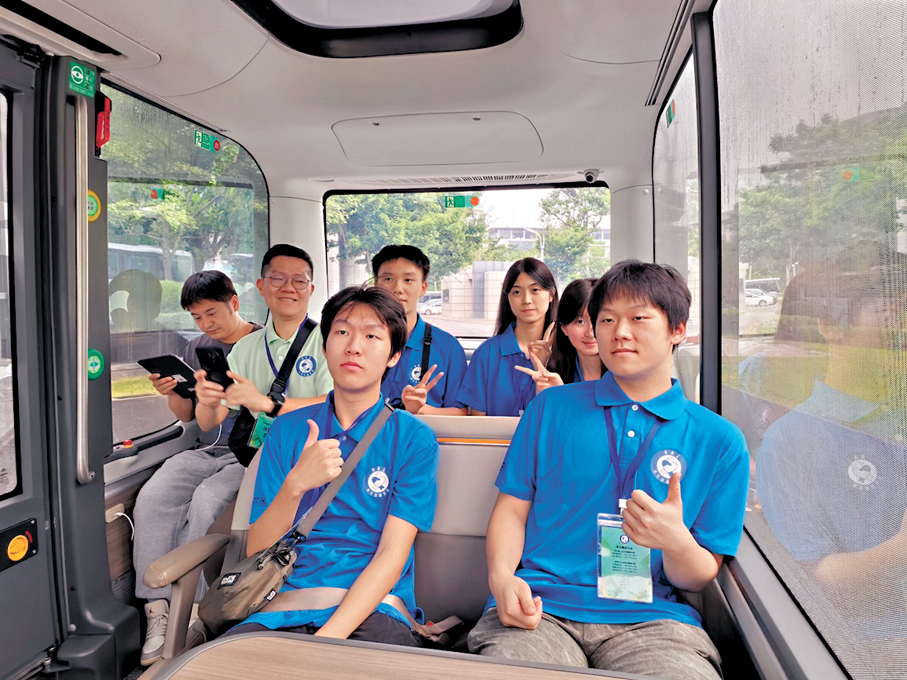 ●港生搭乘自動駕駛巴士，實地體驗智能出行。香港文匯報記者馬靜  攝
