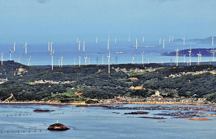 ●在福建平潭海域拍攝的海上風電場和陸上風電場。 資料圖片