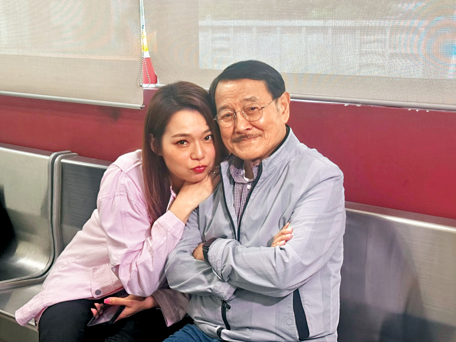 ●呂慧儀與劇中父親劉丹合影。