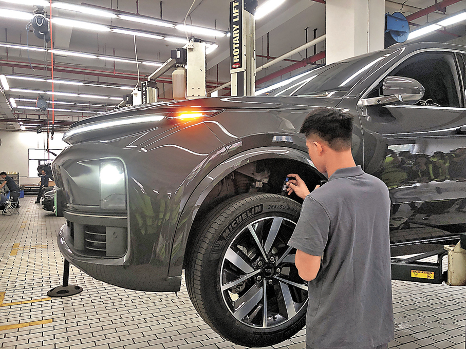 ●「粵車南下」政策推廣至大灣區內地九市，廣東車輛查驗中心數目也相應增加。圖為粵車在查驗。   香港文匯報記者方俊明  攝