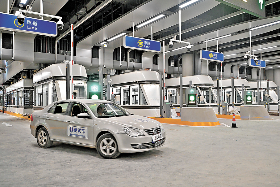 ●測試車輛昨日在皇崗口岸由香港駛往深圳。中新社