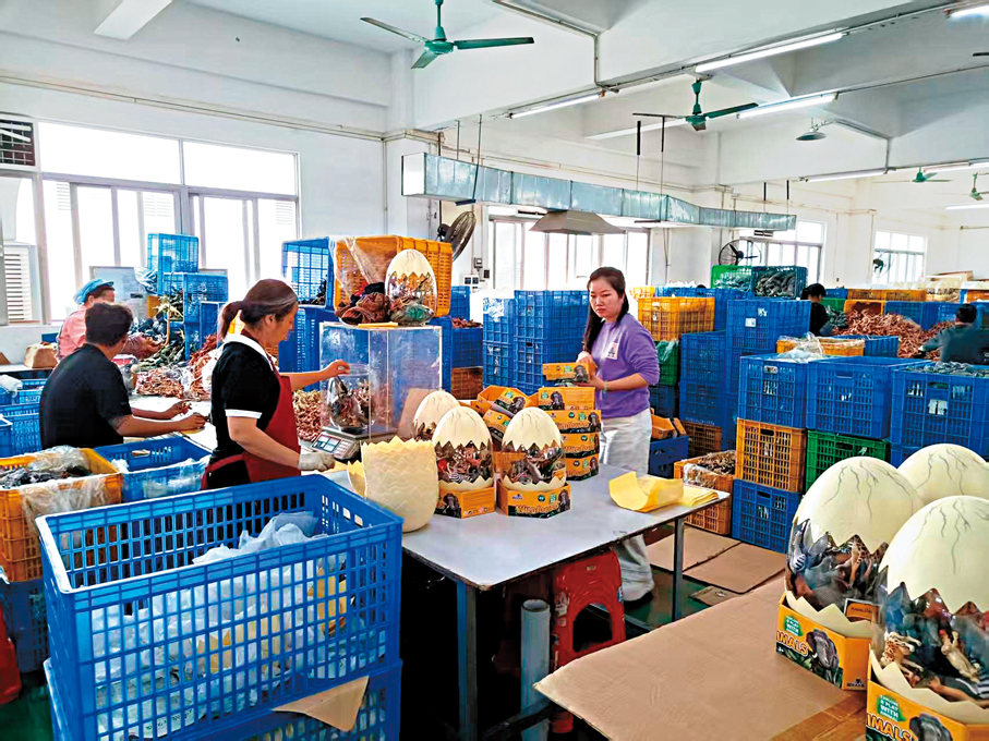 ●港企、東莞成興塑膠製品有限公司的生產車間內，工人在工作中。   香港文匯報記者李昌鴻  攝