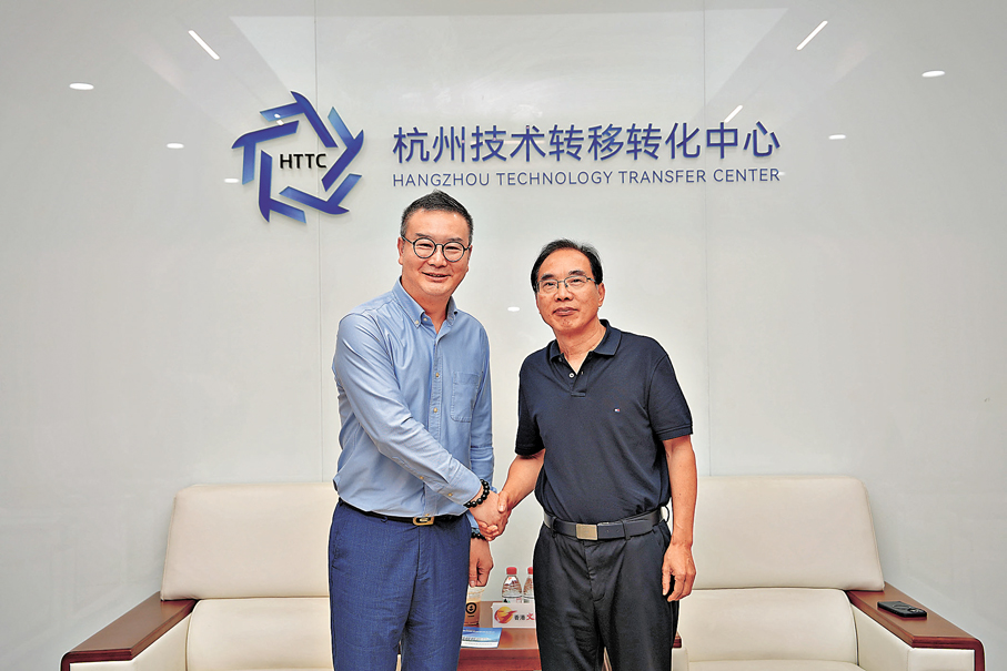●杭州技術轉移轉化中心主任楊更生（右）與《經湋論》主持人陳湋銘合照。