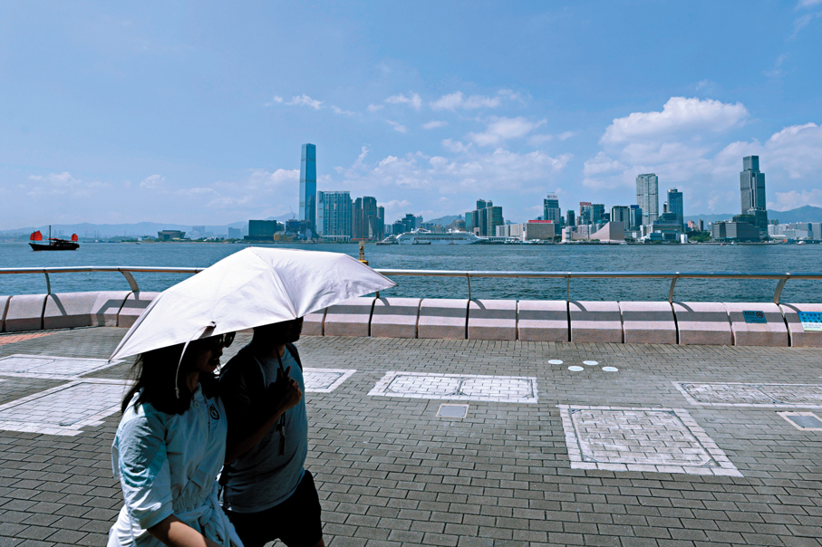 ●隨着「紅霞」增強及靠近廣東東部沿岸，本地風力會逐漸增強，間中有狂風驟雨。香港文匯報記者北山彥  攝