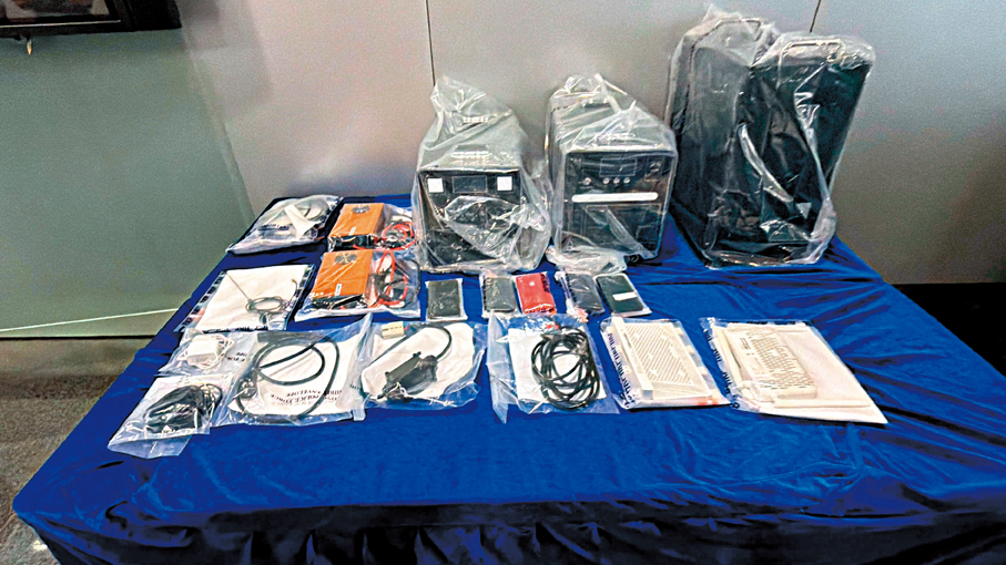 ●警方展示檢獲的偽基站設備及手提電話等證物。
