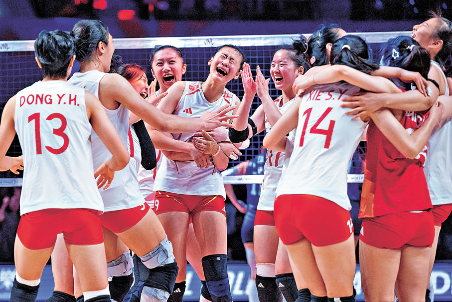 ●中國女排險勝美國後，全隊擁抱慶祝。 新華社