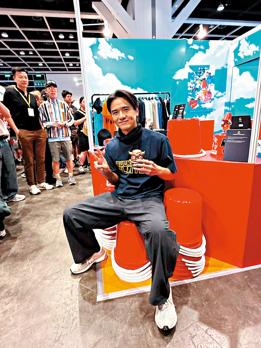 ●馮德倫展示「BUCKET MAN」玩偶。  香港文匯報記者阿祖 攝