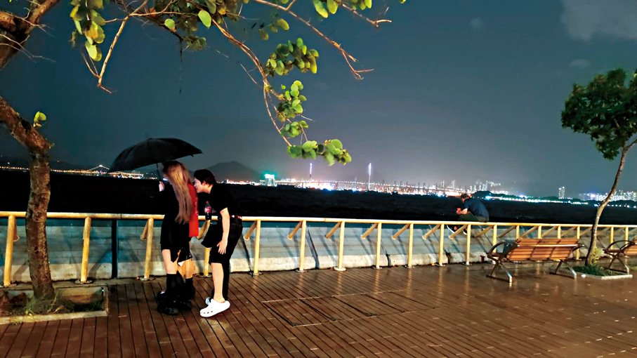 ●颱風「紅霞」襲港，西環海旁昨晚未見大浪。香港文匯報記者鄺福強  攝