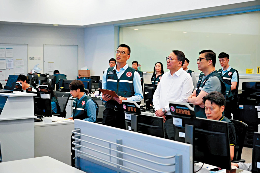 ●政務司司長陳國基、保安局局長鄧炳強視察緊急事故監察及支援中心運作。