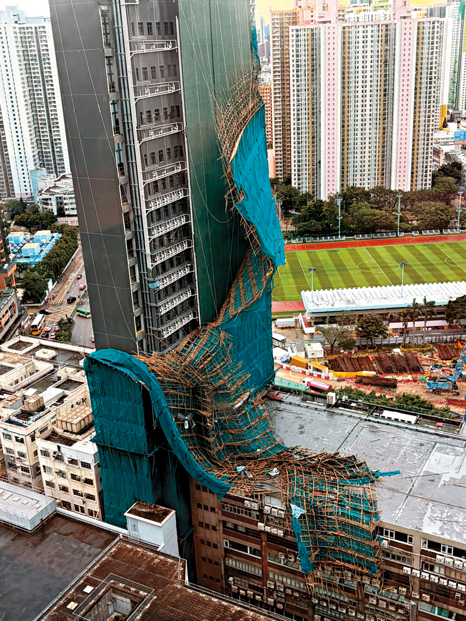 ●長沙灣道750號一大廈地盤有巨幅棚架倒塌。香港文匯報記者黃宇威  攝