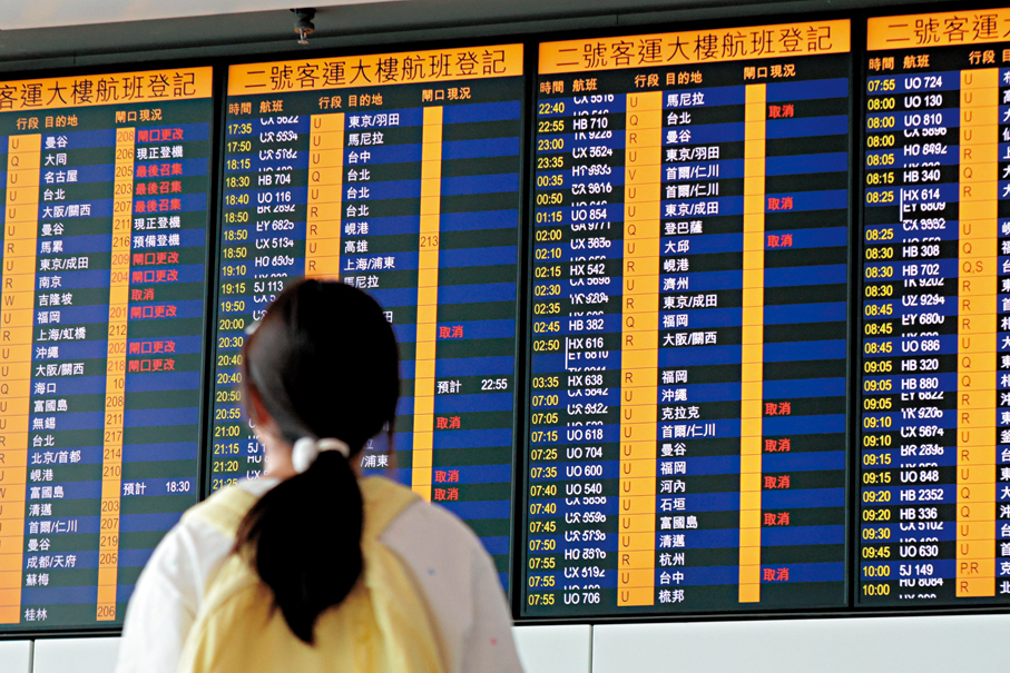 ●颱風「紅霞」逐漸逼近香港，香港機場昨晚至今晨有部分航班取消。香港文匯報記者北山彥  攝