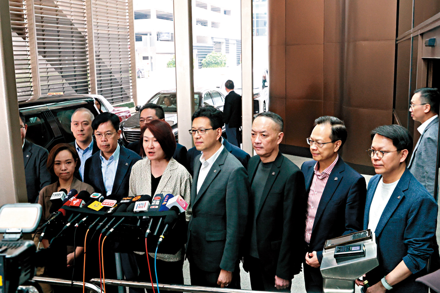 ●立法會赴京研修班全體學員昨日返港。李慧琼聯同其他立法會議員在香港國際機場會見傳媒總結是次考察。香港文匯報記者北山彥  攝