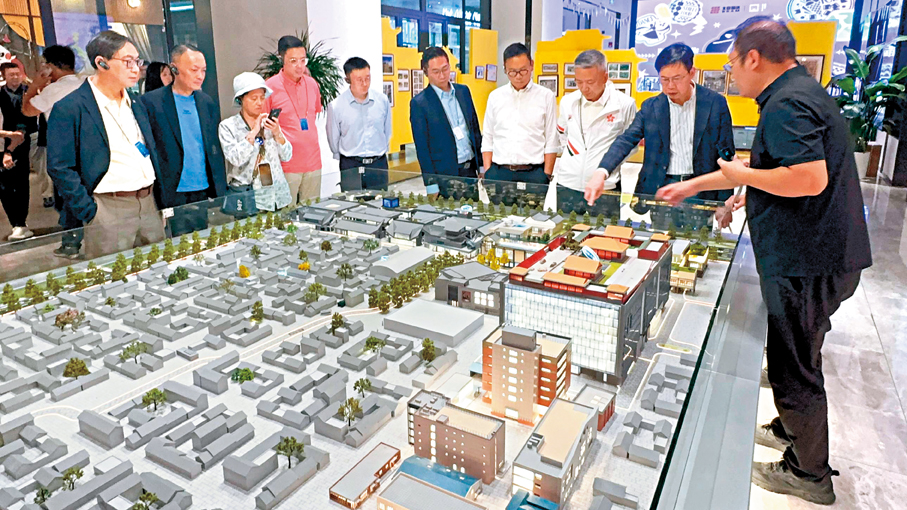 ●立法會議員早前於北京隆福寺歷史文化街區了解當地風貌保護和城市更新項目。立法會供圖
