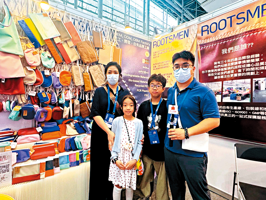 ●台資企業、肇慶市合成旅遊用品有限公司總經理梁子健（右一）帶家人參展。