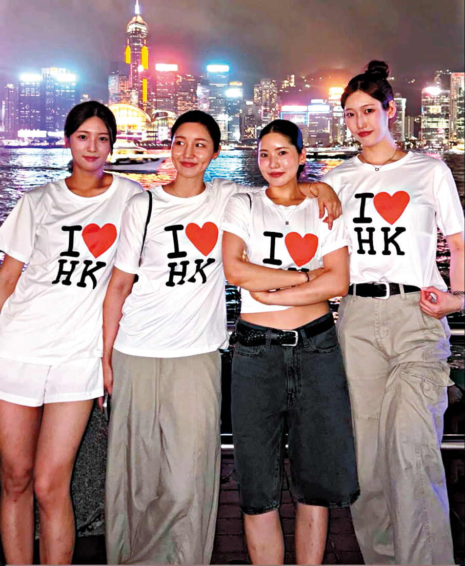 ●宋世羅（右二）與三位隊友賽前遊覽維港夜景。 Ig截圖