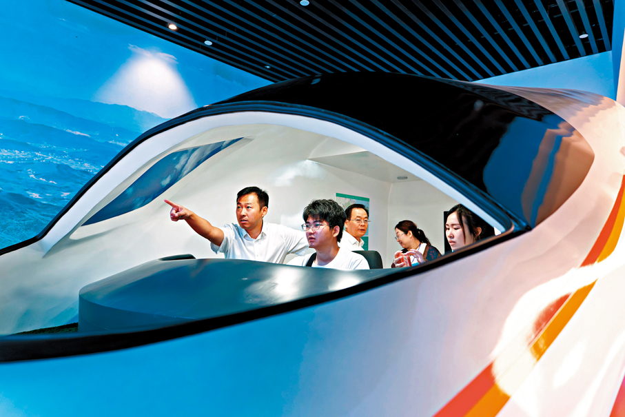 ●香港傳媒學子在山東鐵投體驗開模擬火車。 香港文匯報記者胡臥龍  攝