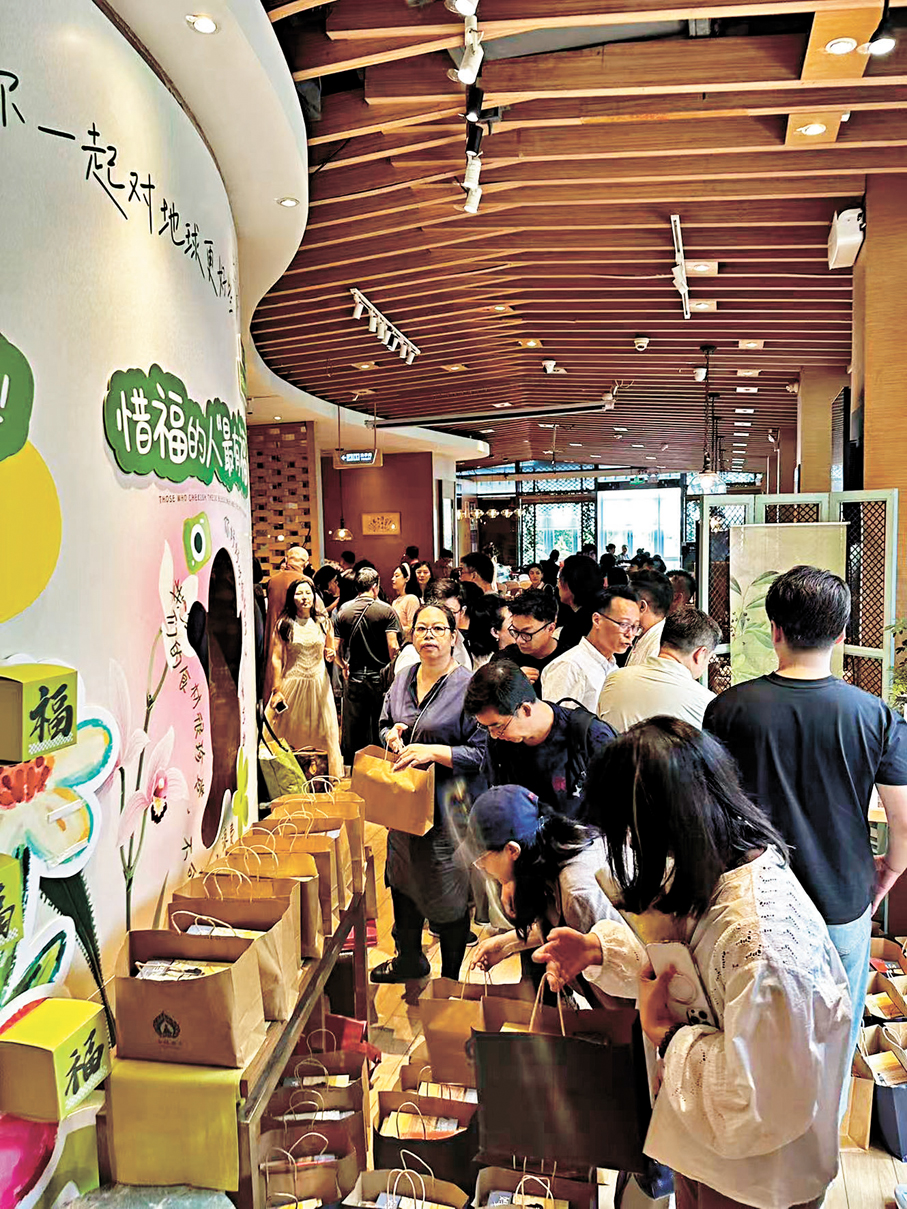 門店嚴選的「養生伴手禮」也是香港客人願意額外消費的素食品。