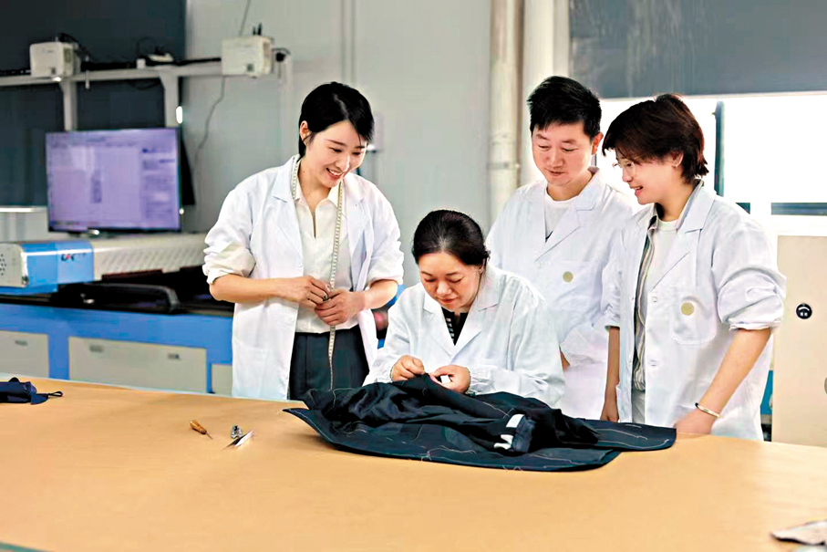 定製品牌菲比·胡創始人胡亞楠（左一）正在和團隊探討定製細節。