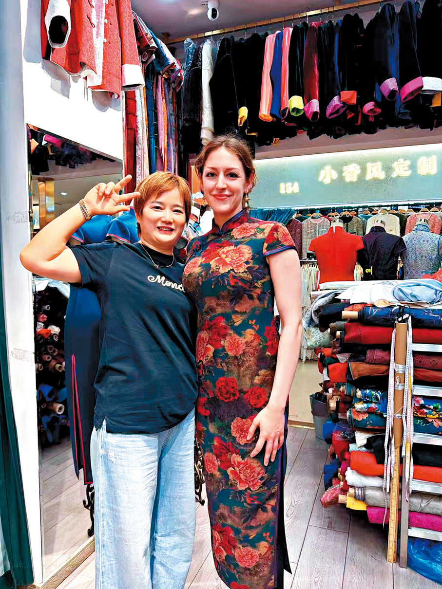 張金亞（左）與店內購買定製旗袍的海外顧客。