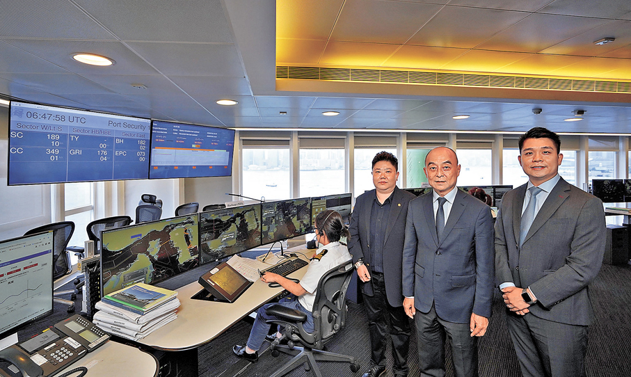 ●左起：海事處助理處長（港口管理）陳嘉敏、海事處處長王世發、海事處海事主任（質素保證及發展）孫頴信。香港文匯報記者曾興偉  攝 