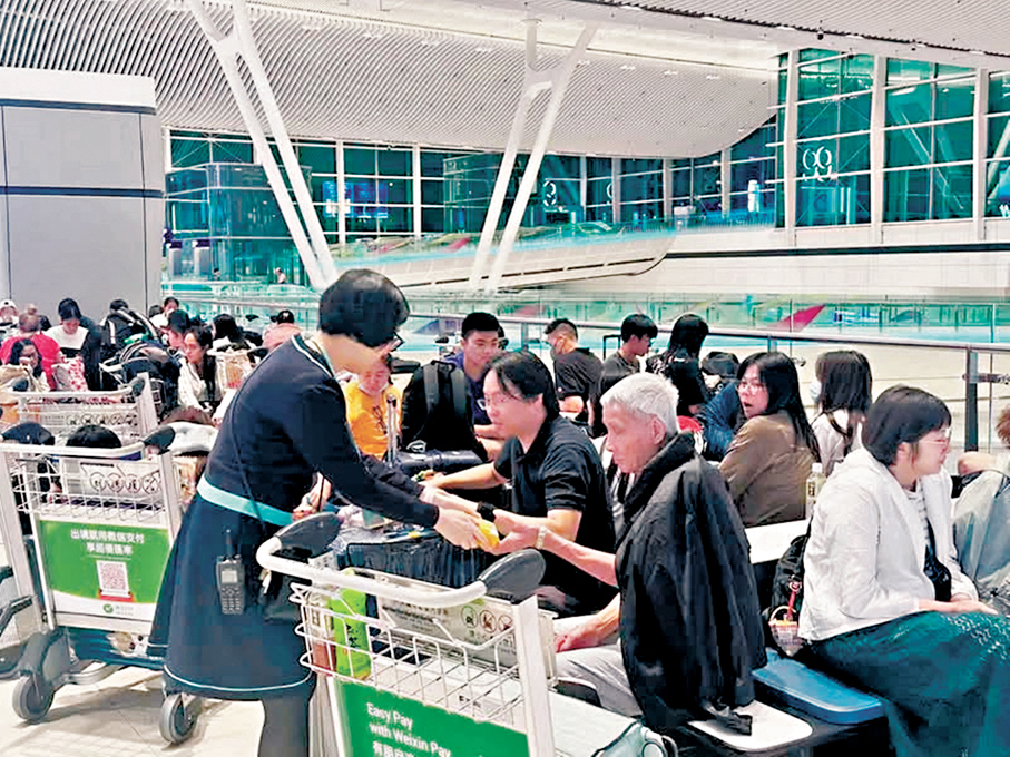 ●機管局安排人手向旅客派發小食及飲料。機管局圖片