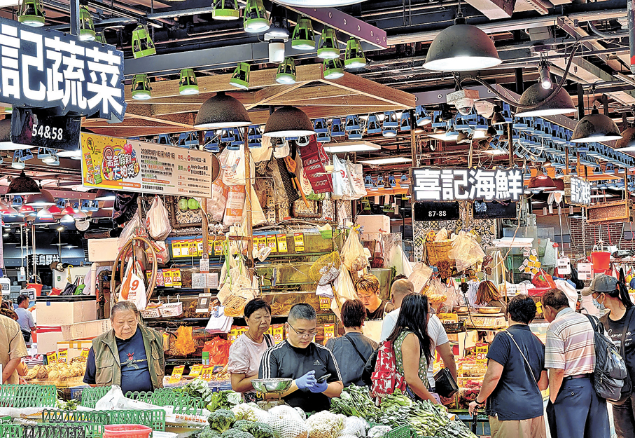 ●在油塘街市所見，購買蔬菜和火鍋速凍食品的市民明顯增多，但未見恐慌性搶購。   香港文匯報記者吳健怡  攝