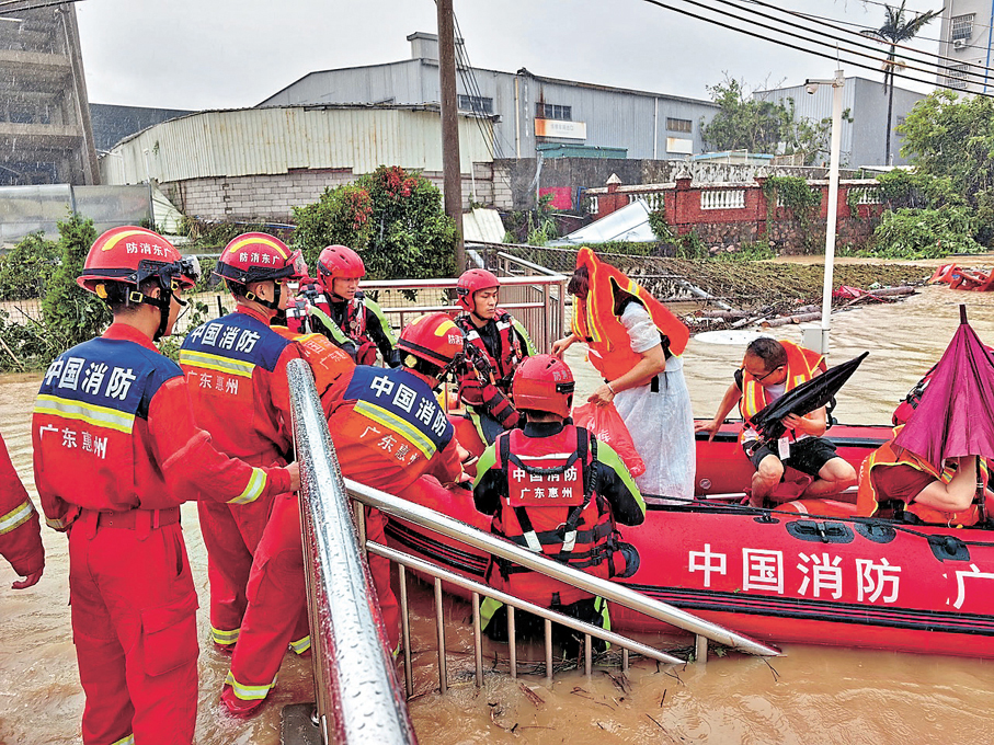 ●颱風過境後，惠州消防部隊正在搶險救援。 香港文匯報廣州傳真