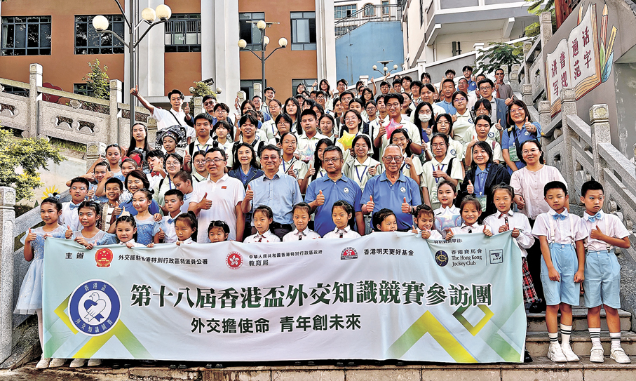 ●香港師生來到雲南麻栗坡縣第一小學，與當地的師生開展交流活動。