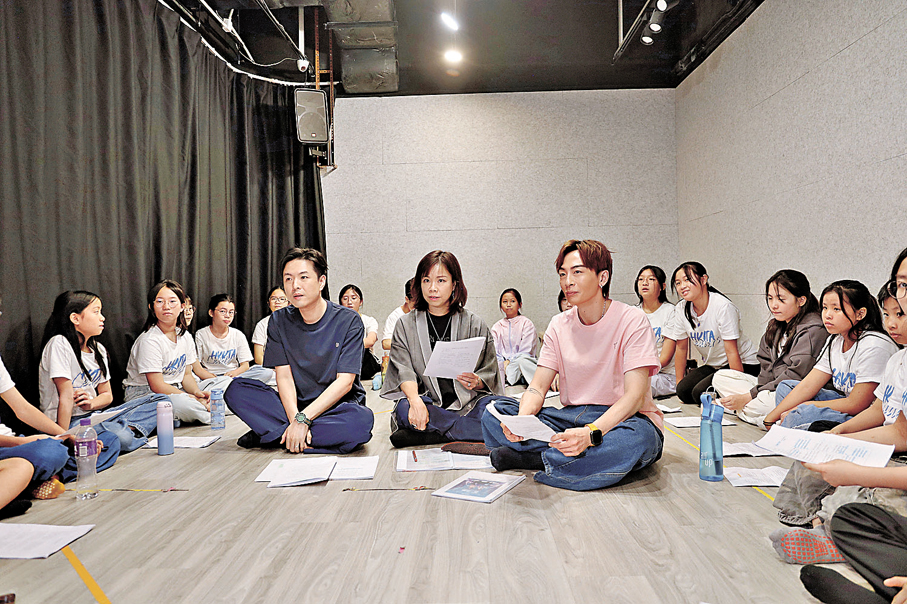 ●顏志恒、魏嘉信及林兆霞聯同多名小演員排練。
