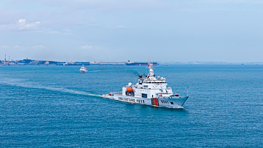 ●27日，由中國海警長山艦和五虎艦組成的艦艇編隊從青島起航，赴北太平洋執行公海漁業執法巡航任務。 中新社