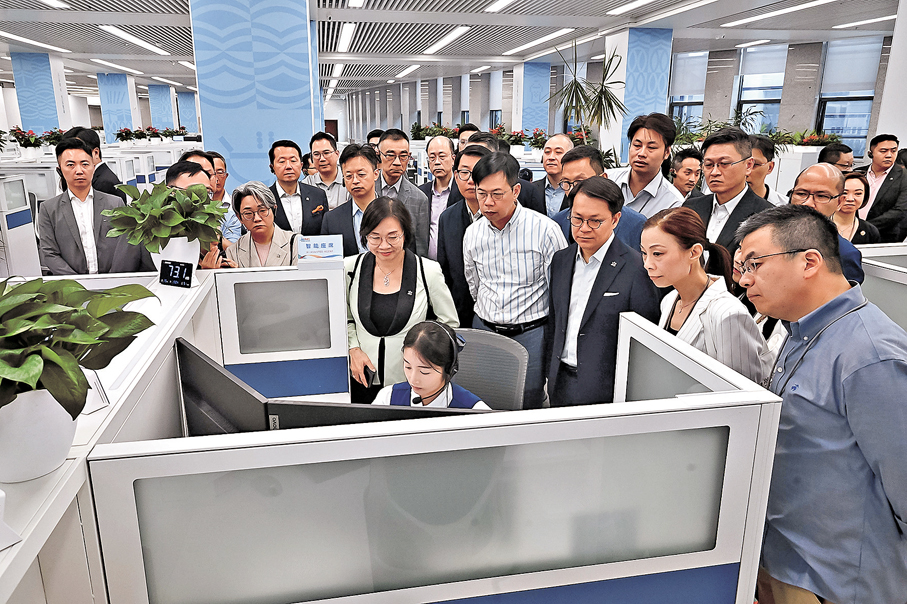 ●圖為立法會議員日前於北京「12345」市民熱線服務中心考察服務流程，了解中心如何運用人工智能和大數據推動「主動治理」。 資料圖片